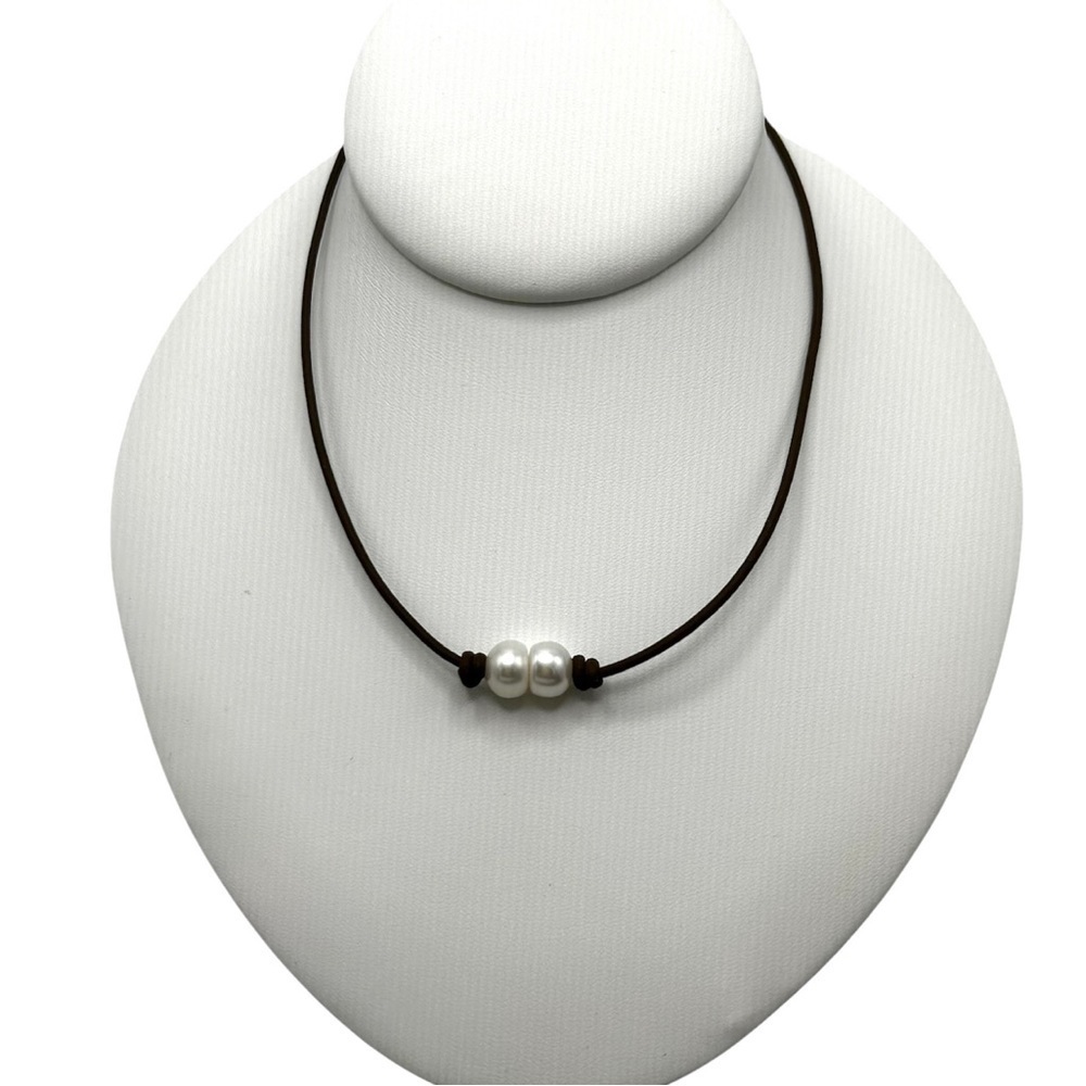 - 2 Freshwater Button Pearls on Leather - choker/necklace. NEW. Handmade - Picture 4 of 7